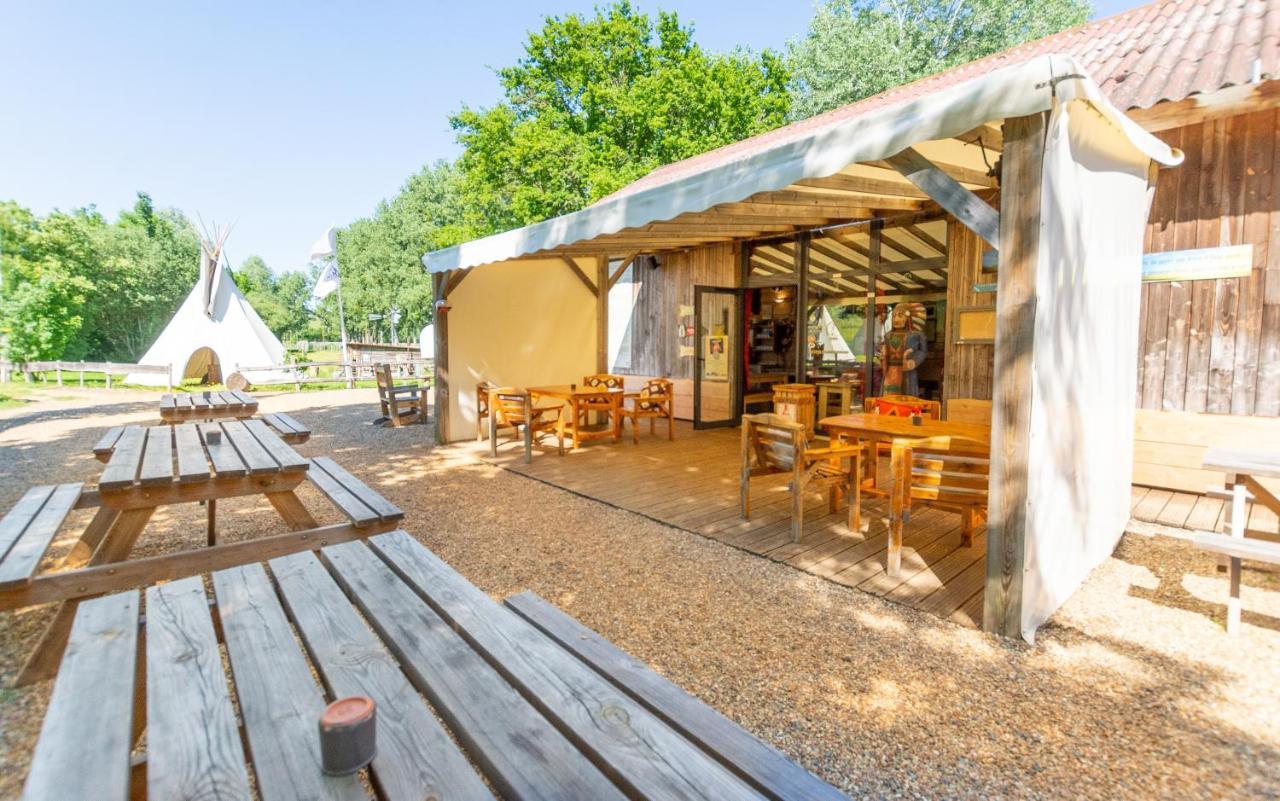 Hotel Les Tipis Du Bonheur De Vivre Brûlon Exteriér fotografie