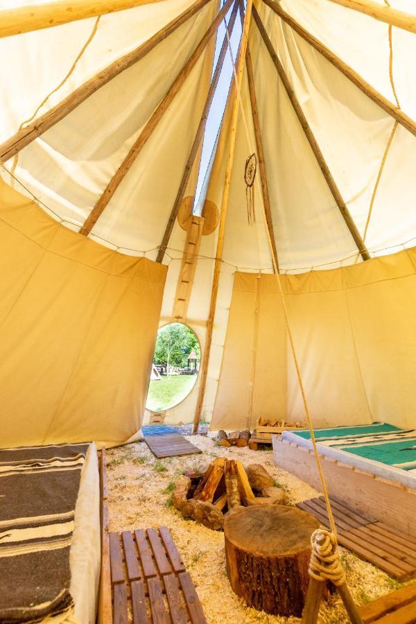 Hotel Les Tipis Du Bonheur De Vivre Brûlon Exteriér fotografie