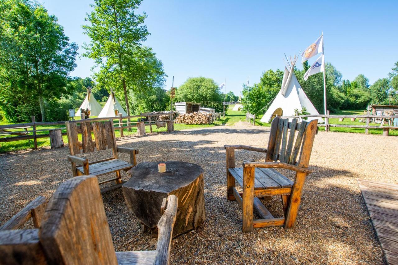 Hotel Les Tipis Du Bonheur De Vivre Brûlon Exteriér fotografie