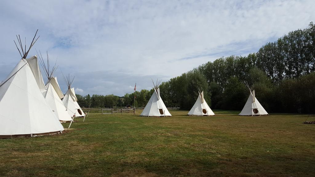 Hotel Les Tipis Du Bonheur De Vivre Brûlon Exteriér fotografie