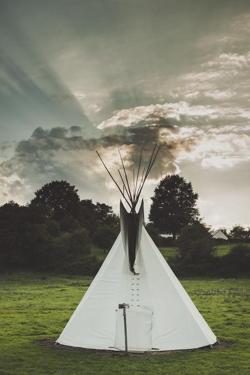 Hotel Les Tipis Du Bonheur De Vivre Brûlon Exteriér fotografie