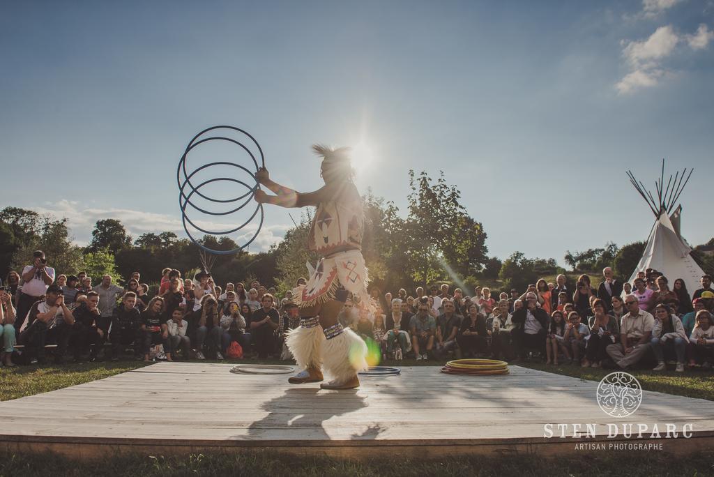 Hotel Les Tipis Du Bonheur De Vivre Brûlon Exteriér fotografie