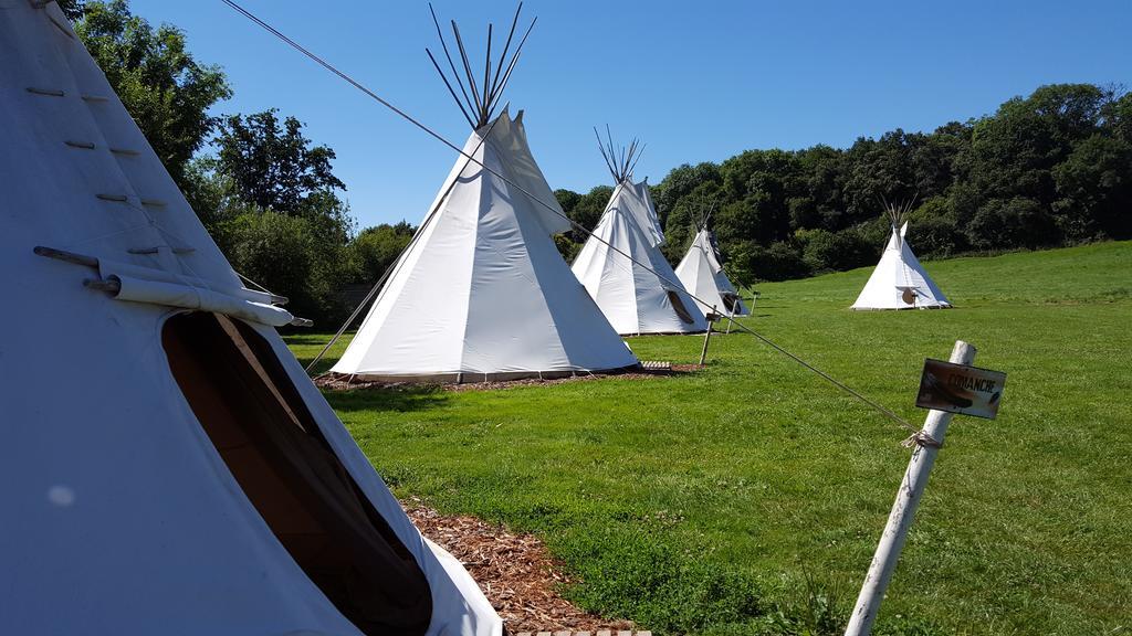 Hotel Les Tipis Du Bonheur De Vivre Brûlon Exteriér fotografie