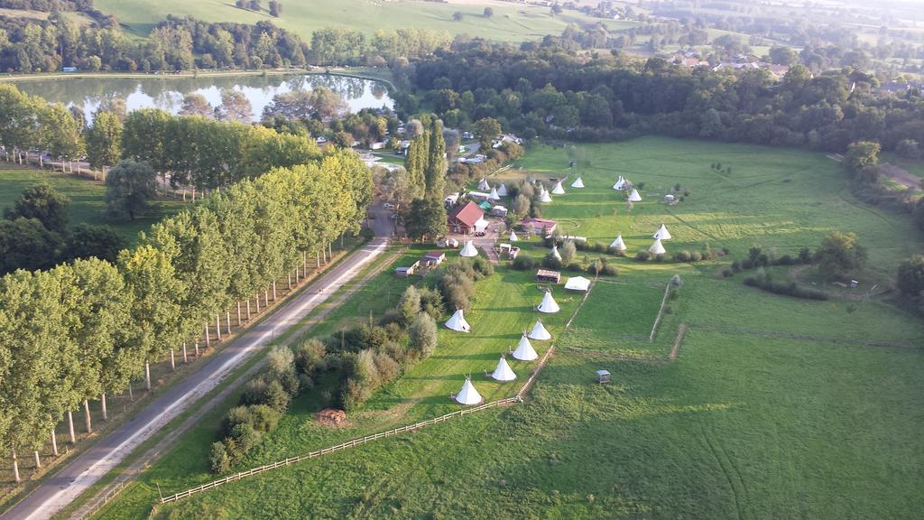 Hotel Les Tipis Du Bonheur De Vivre Brûlon Exteriér fotografie