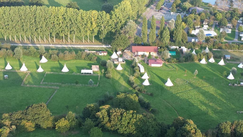 Hotel Les Tipis Du Bonheur De Vivre Brûlon Exteriér fotografie