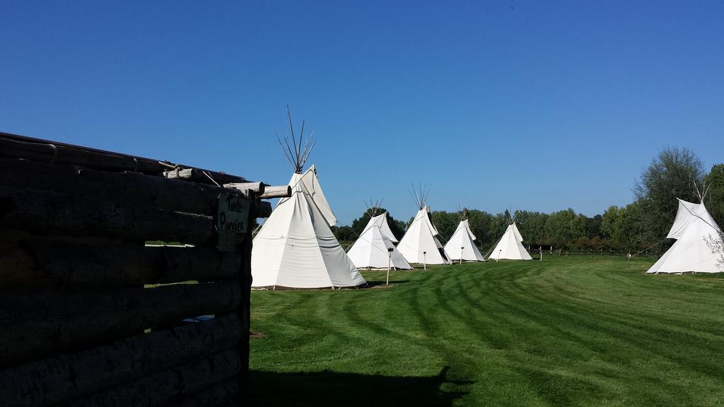 Hotel Les Tipis Du Bonheur De Vivre Brûlon Exteriér fotografie