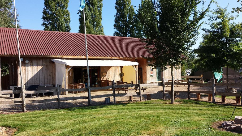 Hotel Les Tipis Du Bonheur De Vivre Brûlon Exteriér fotografie
