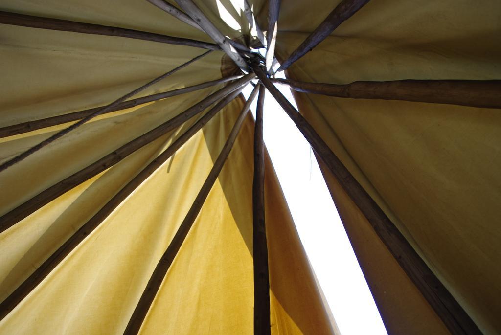 Hotel Les Tipis Du Bonheur De Vivre Brûlon Exteriér fotografie